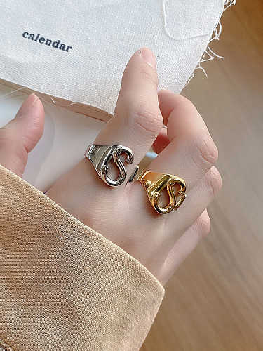 Unregelmäßiger, minimalistischer Ring in freier Größe aus 925er Sterlingsilber