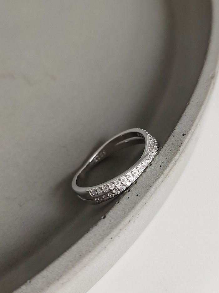 925er Sterlingsilber mit platinierten schlichten unregelmäßigen Midi-Ringen