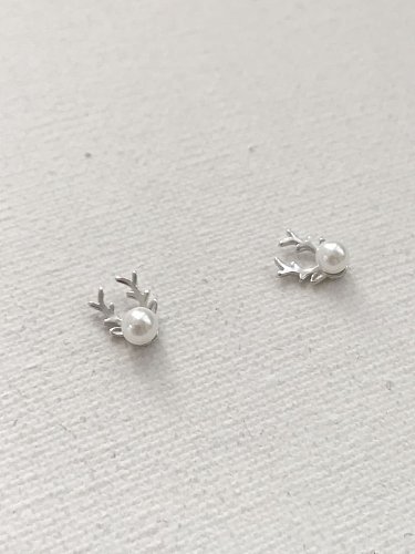 Brinco de imitação de chifre de pérola em prata esterlina 925 minimalista