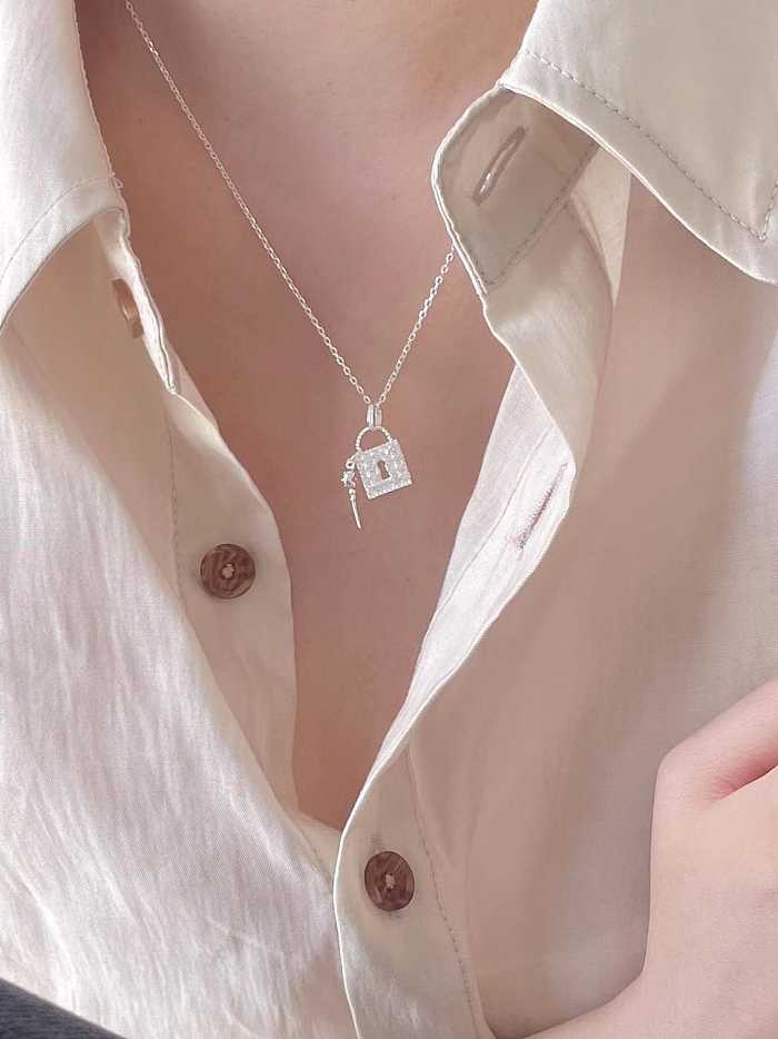 Collar minimalista con llave de circonita cúbica de plata de ley 925