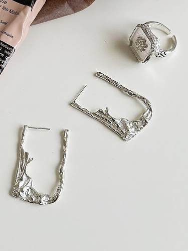 Brinco minimalista irregular de prata esterlina 925 (único)