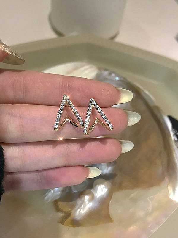 Brinco delicado em prata esterlina 925 com zircônia cúbica triângulo