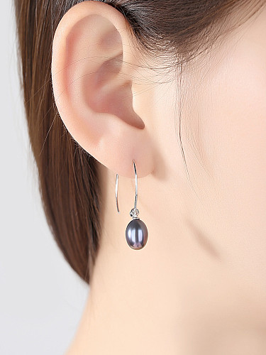 Minimalistische Ohrringe aus Sterlingsilber mit Süßwasserperlen