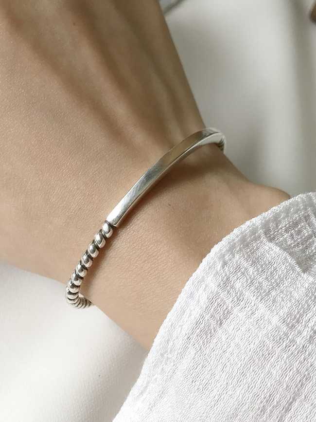 Bracelete de punho suave com torção minimalista em prata esterlina 925