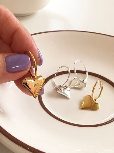 Boucle d'oreille Huggie minimaliste en forme de cœur lisse en argent sterling 925