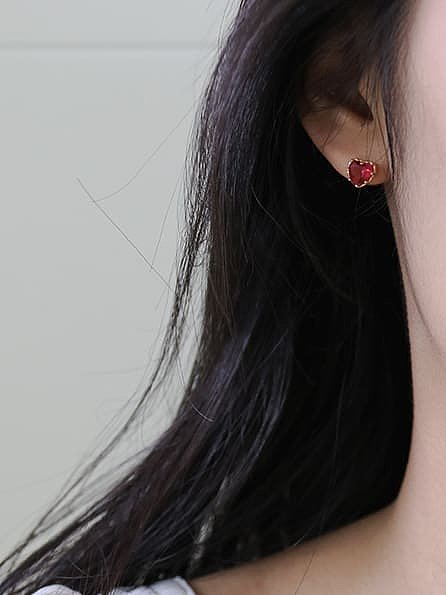 Boucles d'oreilles en argent sterling 925 avec oxyde de zirconium et coeur rouge