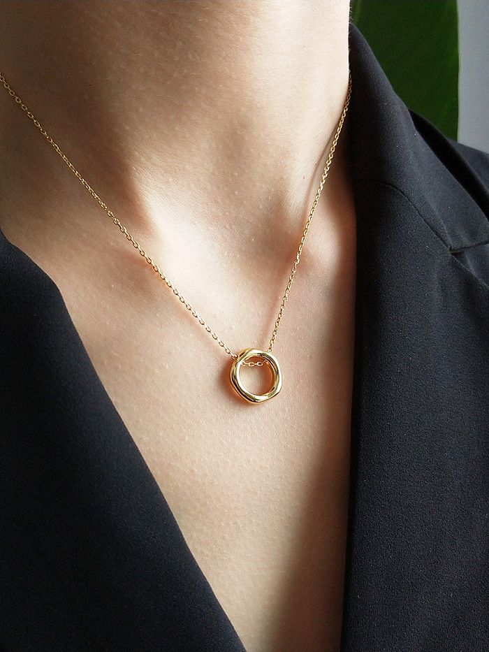 Goldene Halskette mit unregelmäßigem Ring aus Sterlingsilber