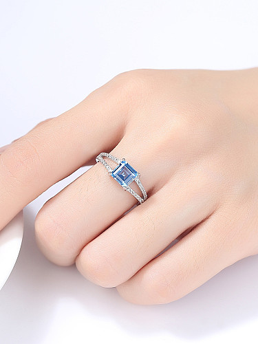 Ring aus synthetischem Topas mit Mikro-Intarsien aus Sterlingsilber mit blauem Zirkoniaquadrat
