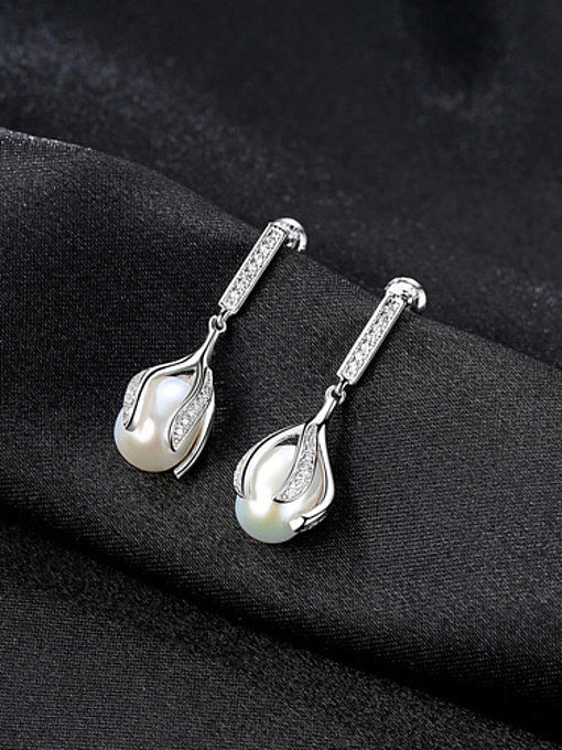 Pendientes de plata de ley con capullos de perlas naturales de agua dulce de circón 3A