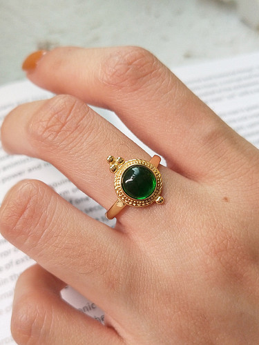 Ring aus Sterlingsilber mit grünen Halbedelsteinen in freier Größe