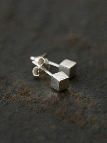 Mini brincos quadrados de prata esterlina