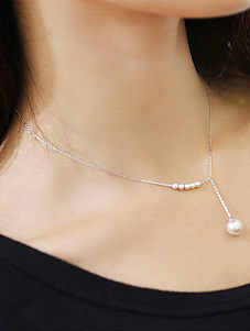 Einfache Halskette aus 925er Silber mit künstlichen Perlen