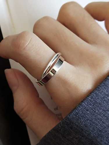 Stapelbarer Ring aus 925er Sterlingsilber mit einfacher doppelter runder Kreuzschnalle in freier Größe