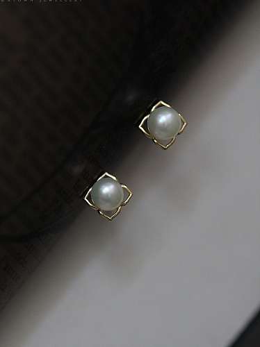 925 Sterling Silver Imitation Pearl Flower Dainty Stud Earring