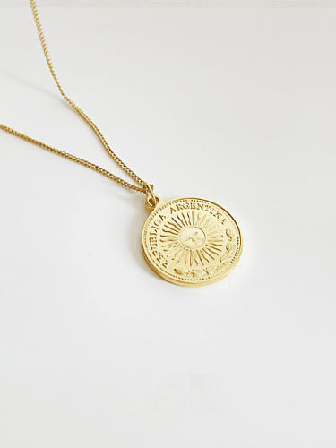 Collar de moneda con retrato dorado en plata de primera ley