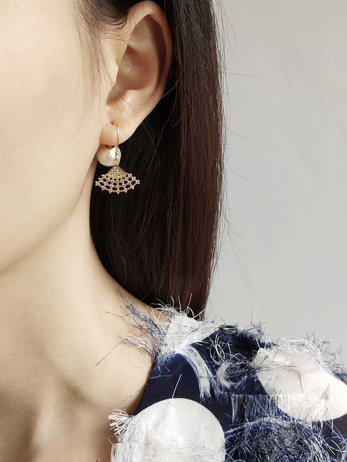 Boucles d'oreilles en argent sterling 925 avec oxyde de zirconium géométrique et petit crochet en forme d'éventail
