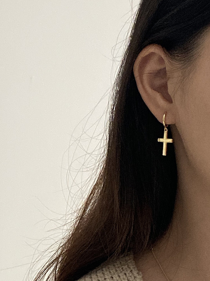 Boucles d'oreilles en argent sterling 925 avec clip croix simpliste plaqué or