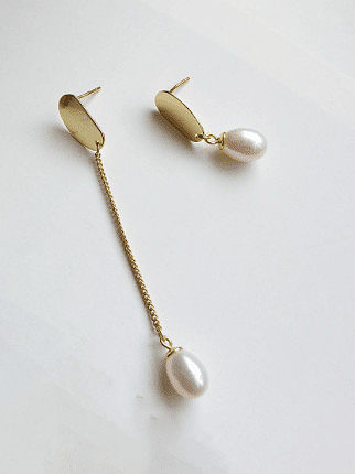 Pendiente colgante vintage asimétrico de perlas de imitación de plata de ley 925