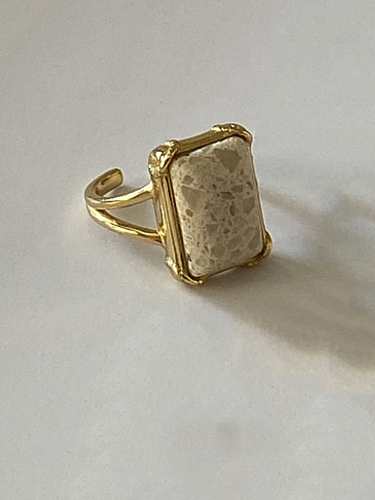 Ring aus 925er Sterlingsilber mit minimalistischem quadratischem Stein in freier Größe
