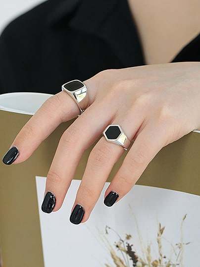 Anel de banda minimalista geométrico preto esmaltado em prata esterlina 925