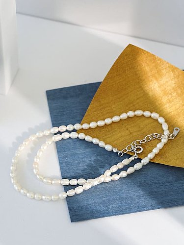 Unregelmäßige minimalistische Halskette aus 925er Sterlingsilber mit Süßwasserperlen in Weiß