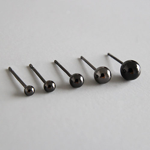 Minimalistische schwarze Erbsen-Ohrstecker aus Sterlingsilber