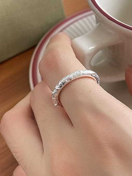 Anillo de banda de alambre de forma especial minimalista con diamantes de imitación de plata de ley 925