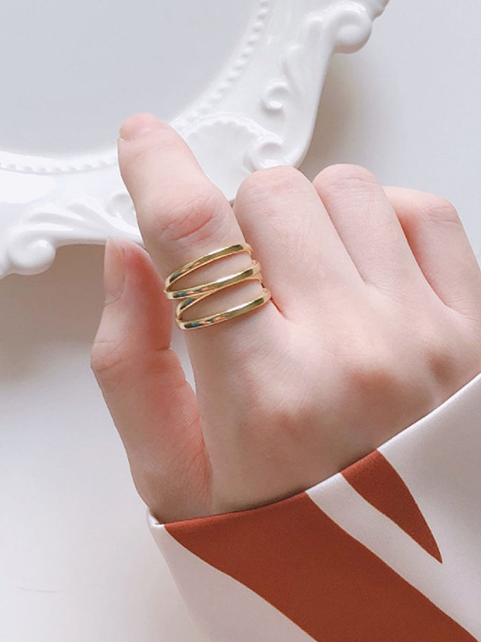 Plata de ley 925 con anillos de apilamiento redondos suaves y simplistas chapados en oro
