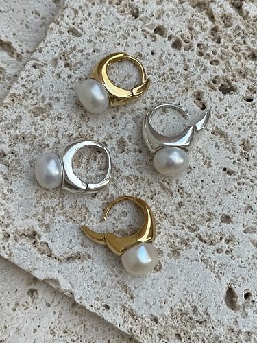 Pendiente Huggie minimalista geométrico de perlas de imitación de plata de ley 925