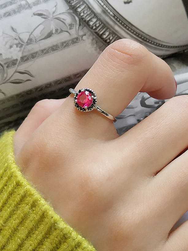 Anillo midi minimalista de plata de ley 925 con circonitas cúbicas cuadradas rojas