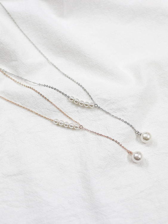 Einfache Halskette aus 925er Silber mit künstlichen Perlen