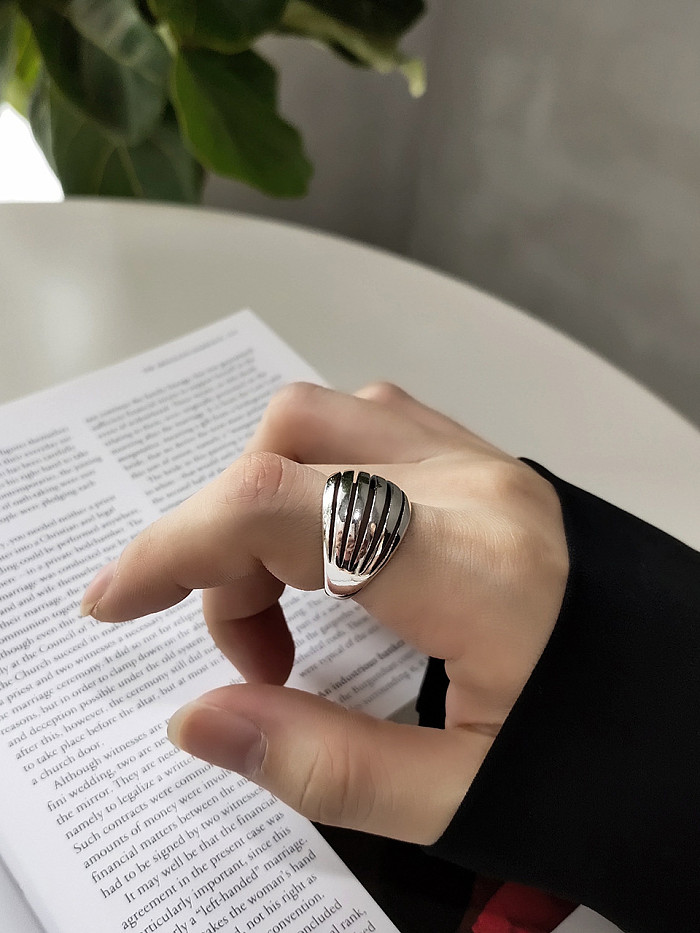 925er Sterlingsilber mit antik versilberten Vintage unregelmäßigen Midi-Ringen