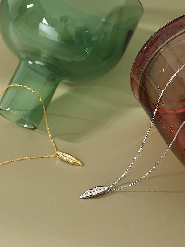 Einfache, glänzende Halskette mit Blattanhänger aus 925er Sterlingsilber