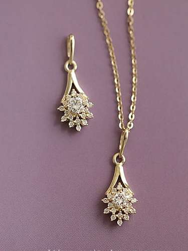 Collar delicado de flor de oro con diamantes de imitación de plata de ley 925