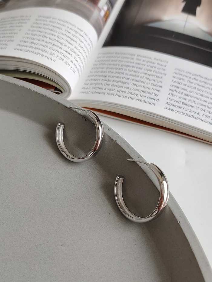925 Sterling Silver Smooth Round Minimalist Huggie Earring