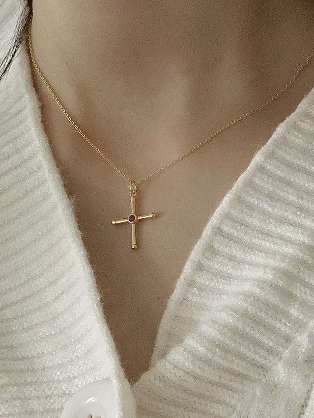 Collar religioso minimalista con cruz de diamantes de imitación rojos de plata de ley 925