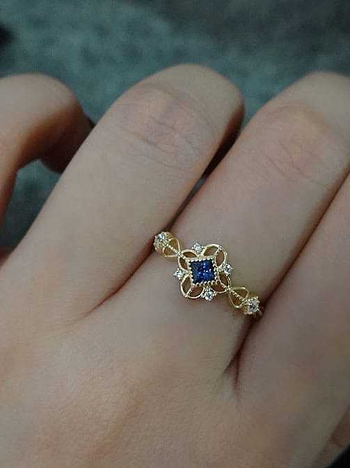 Anillo de plata de ley 925 con circonita cúbica y flor azul.