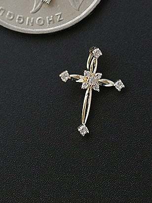 Colar delicado de cruz cúbica de zircônia em prata esterlina 925