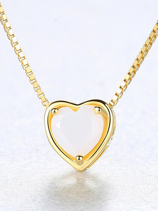 Collar minimalista de plata de ley con piedras semipreciosas en forma de corazón