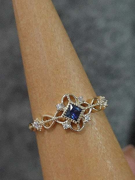 Anillo de plata de ley 925 con circonita cúbica y flor azul.