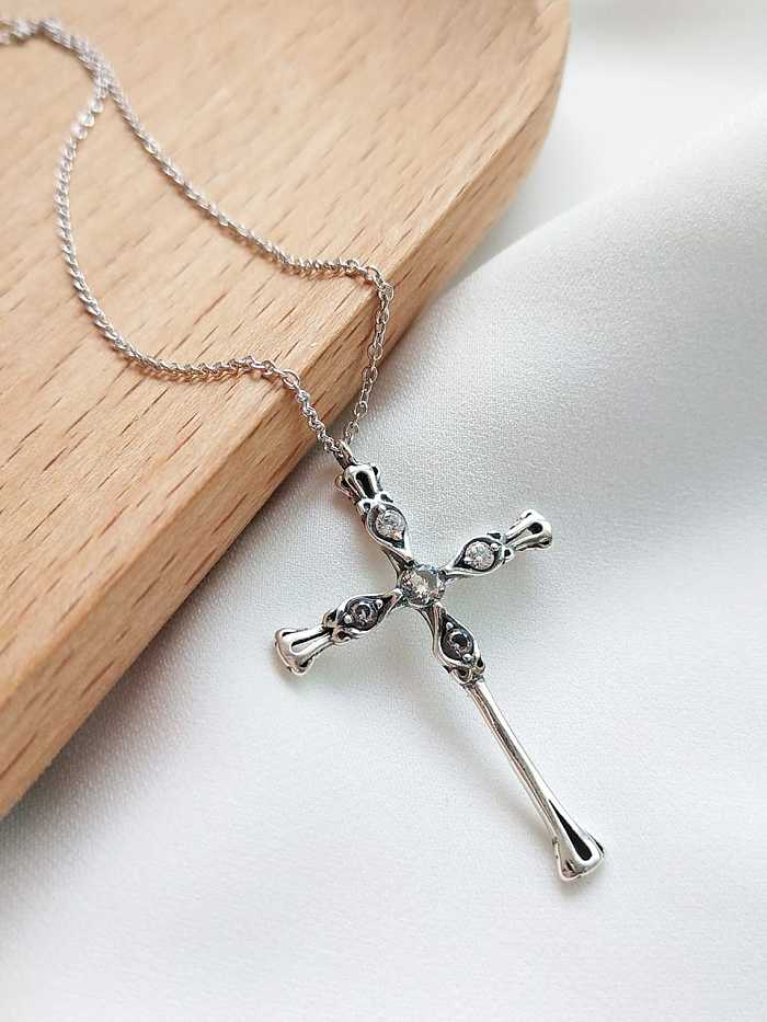 Collar religioso minimalista con cruz de plata de ley 925