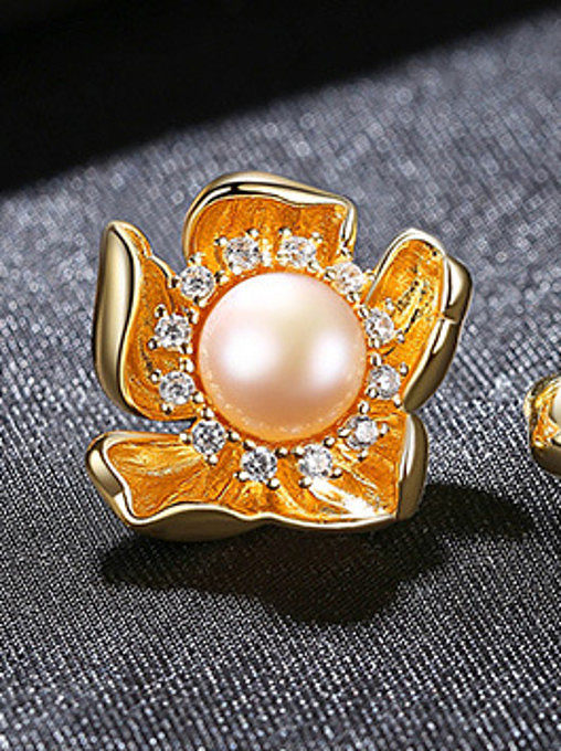 Ohrstecker aus 925er Sterlingsilber mit künstlichen Perlen und zarten Blüten