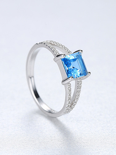 خاتم من الفضة الإسترليني مرصع بحجر الزركون الأزرق المربع المصنوع من مادة التوباز الاصطناعية