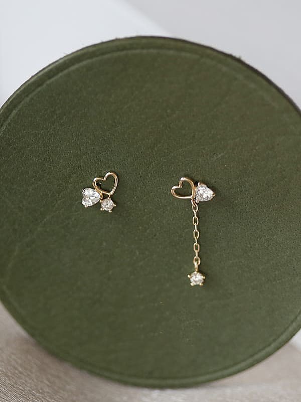 Boucles d'oreilles pendantes asymétriques en forme de cœur avec oxyde de zirconium en argent sterling 925
