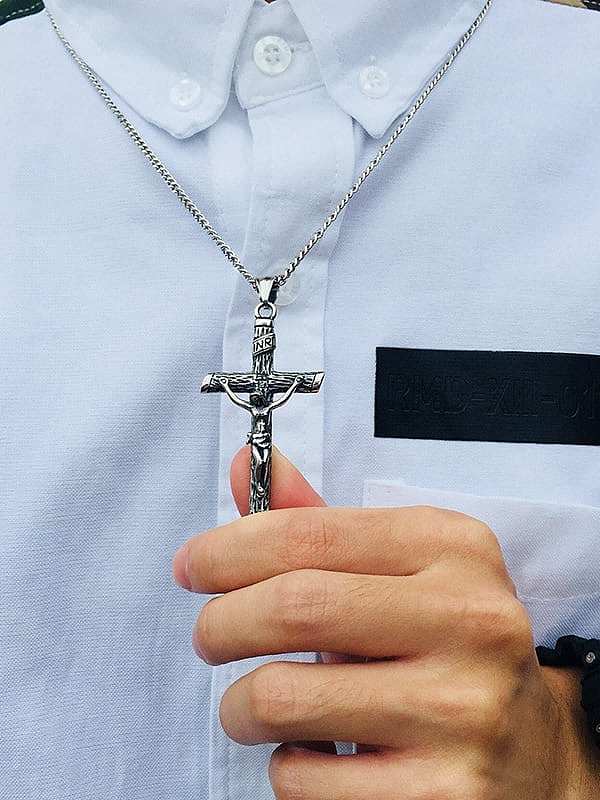Collar religioso vintage con cruz de acero inoxidable