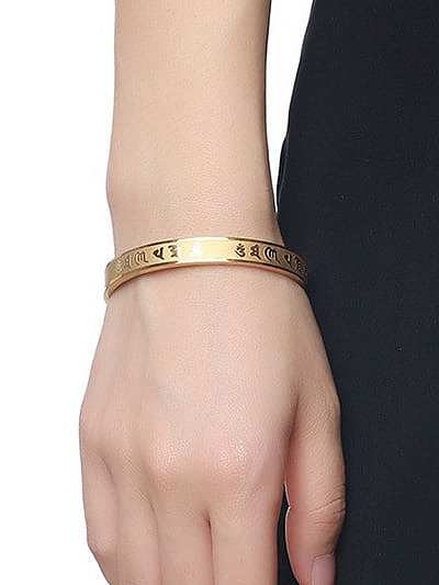 Délicat bracelet jonc en titane de forme géométrique plaqué or