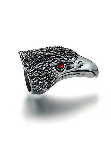 Exquisito anillo de titanio con diamantes de imitación rojos en forma de águila