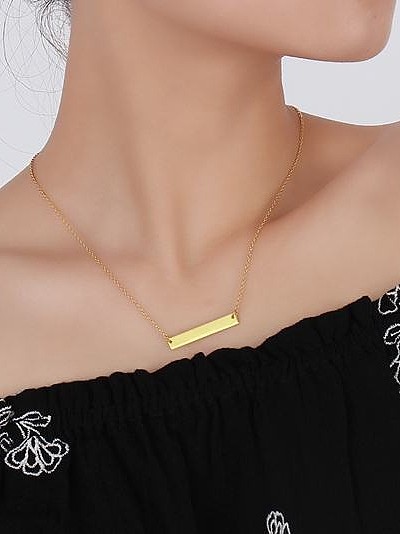 Exquisito collar de titanio con forma geométrica chapado en oro