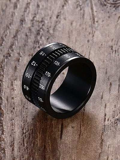 Trendiger, schwarz beschichteter Titanring in Form einer Kameralinse