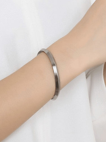 Bracelet manchette minimaliste géométrique en acier titane